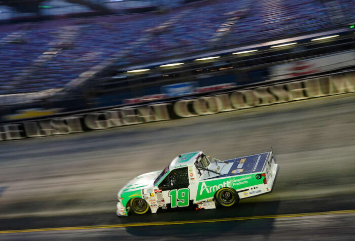 Daniel Hemric NASCAR Trucks Bristol 2026 MHR 19 Arnott