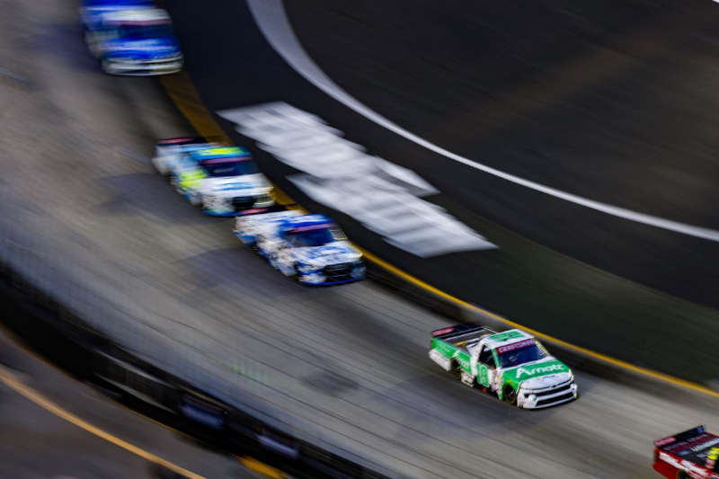 Daniel Hemric NASCAR Trucks Bristol 2026 MHR 19 Arnott 